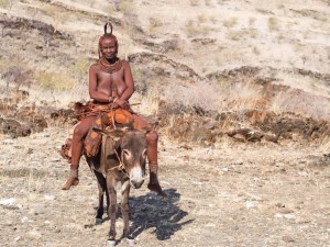 52_Reitende-Himba-Frau