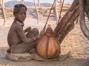 55_Himba-Maedchen-beim-Buttern